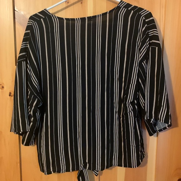 NEW! Maurices Top - Picture 2 of 11